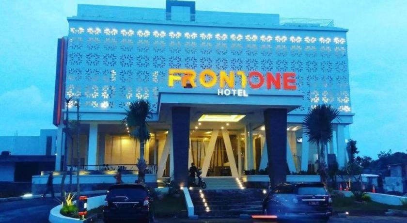 Front One Hotel Pamekasan Madura Buitenkant foto