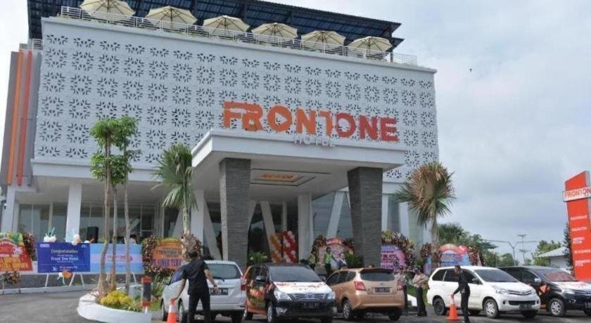 Front One Hotel Pamekasan Madura Buitenkant foto