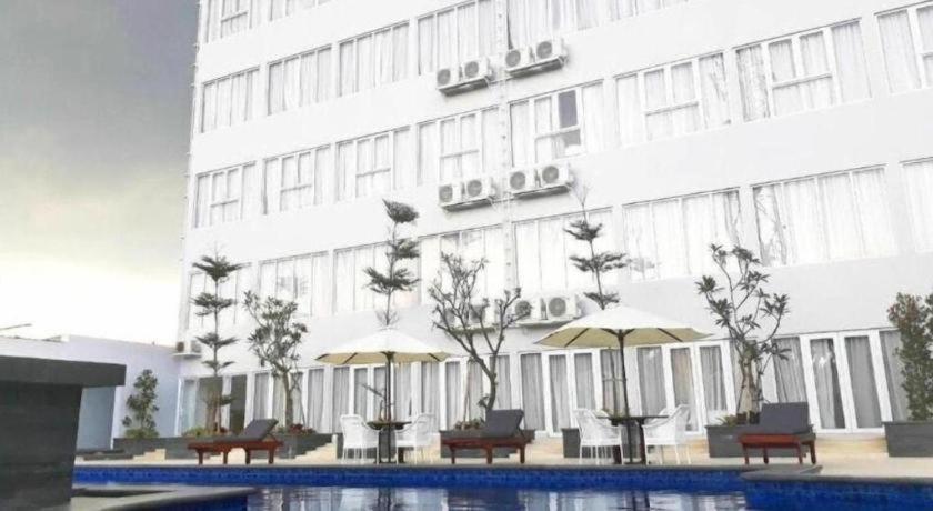 Front One Hotel Pamekasan Madura Buitenkant foto