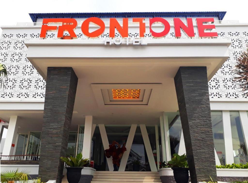 Front One Hotel Pamekasan Madura Buitenkant foto