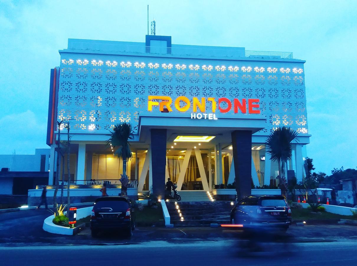 Front One Hotel Pamekasan Madura Buitenkant foto