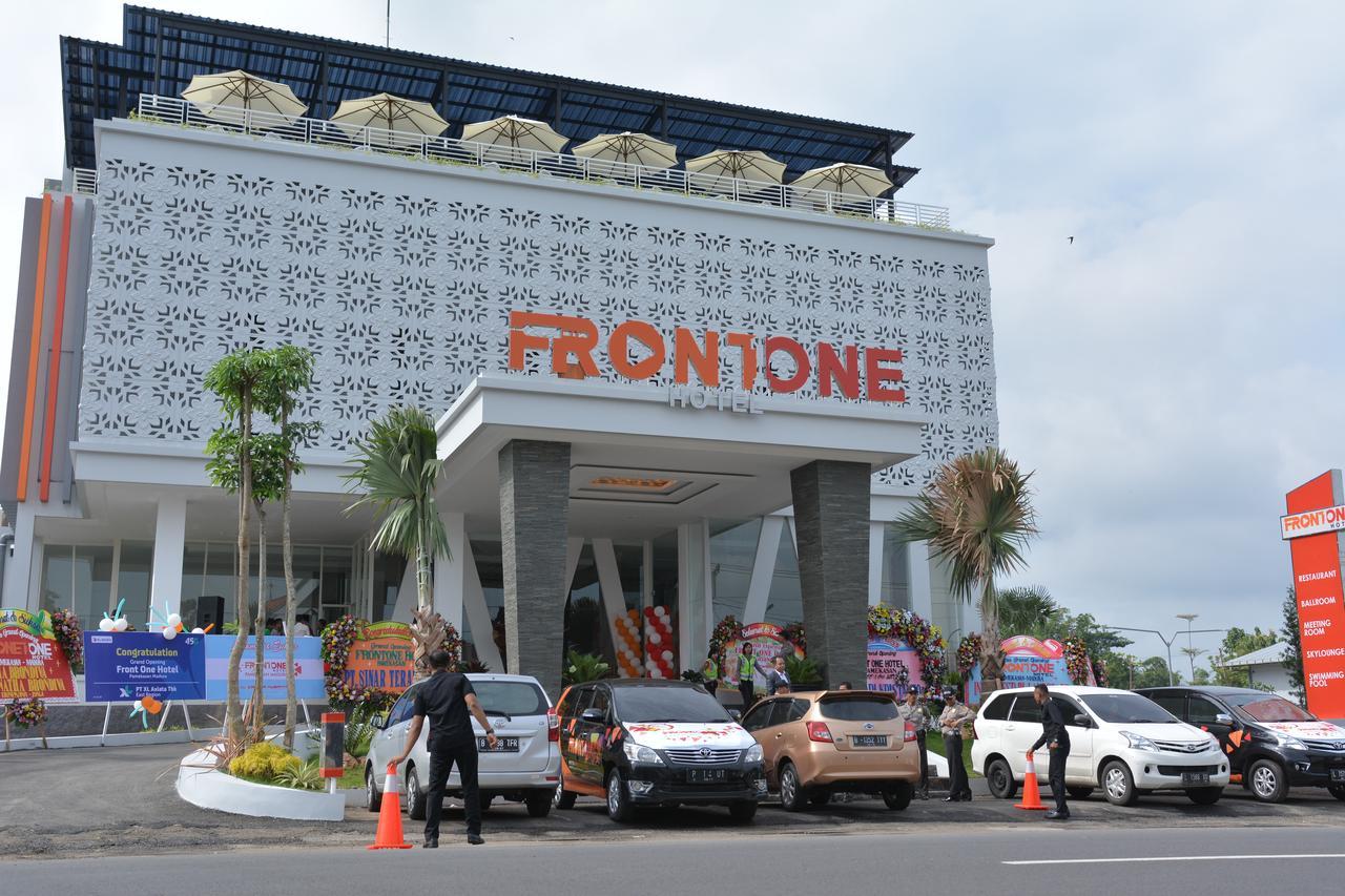 Front One Hotel Pamekasan Madura Buitenkant foto